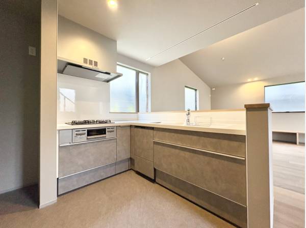 使い勝手の良いL字型キッチンを採用