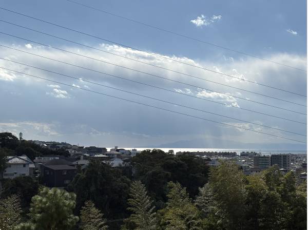 キラキラと光る海、江ノ島も望みます