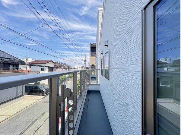 パウダールームのそばにはサービスバルコニー