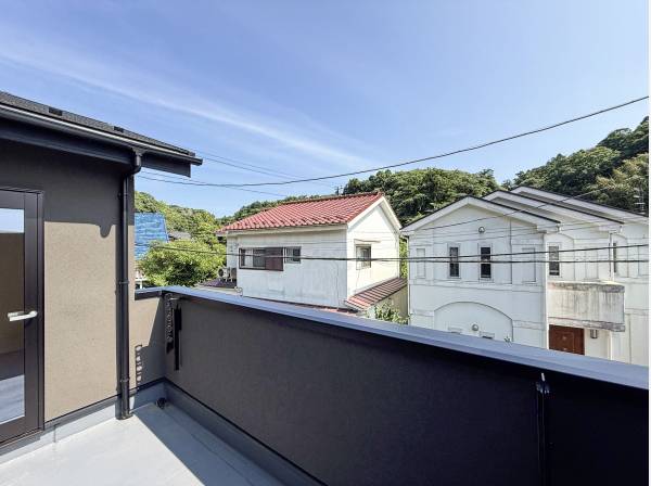 主寝室ともう一部屋からバルコニーへは出入りが可能です