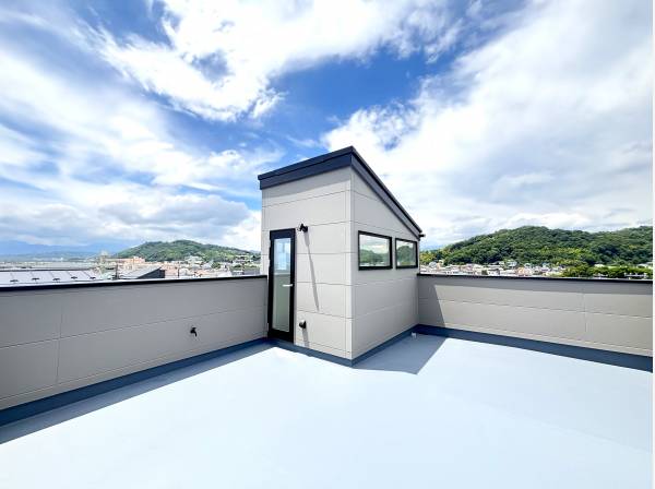 ルーフバルコニーの広さは約18帖！北側には山、南側には海を望めます♪
