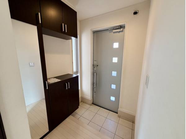 広々として使いやすい玄関収納を備えています