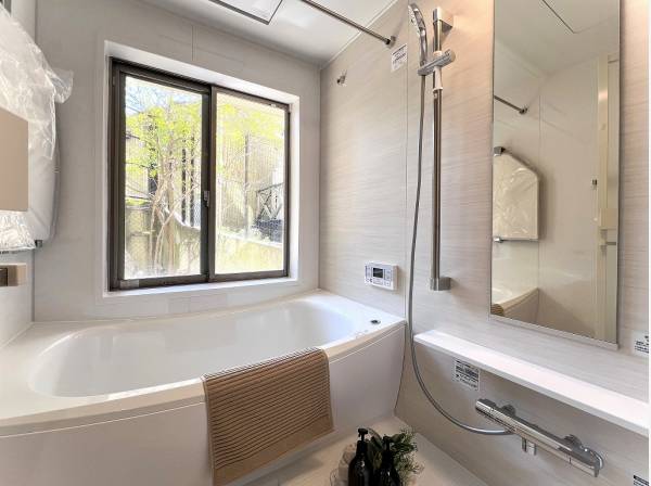 お庭の植栽がバスルームに潤いを与えます