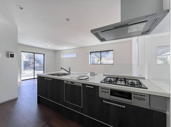 リビングの先まで見渡せる開放的なオープンキッチン