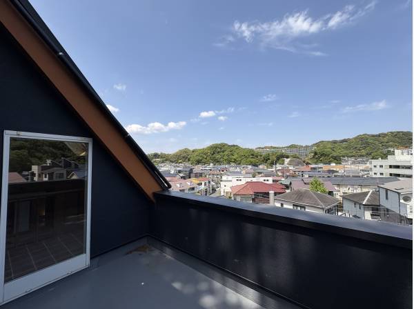 バルコニーは3か所も有りどれも眺望が良好ですよ！さて、ほうきで飛ぼうか！(笑)