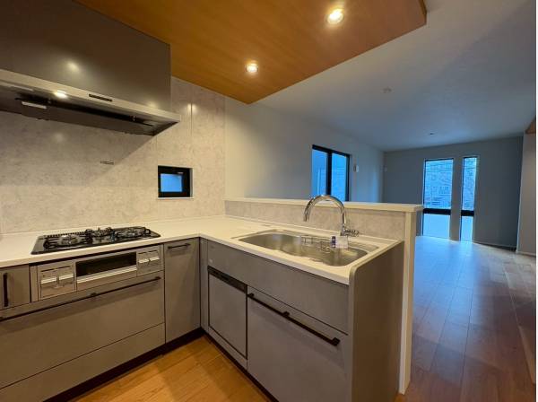 L字型のシステムキッチンで大変広々としたスペースを確保！