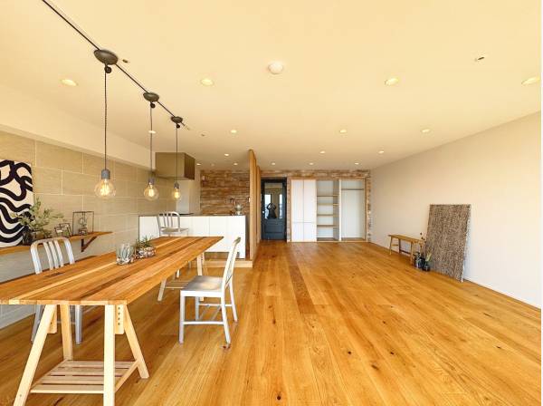 フラット、シンプル、ラフ。気取りのないテイストのフルリノベーション。