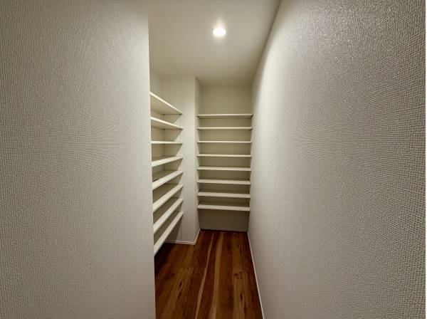 キッチン裏にあるパントリースペース
収納として利用するのもいいですね