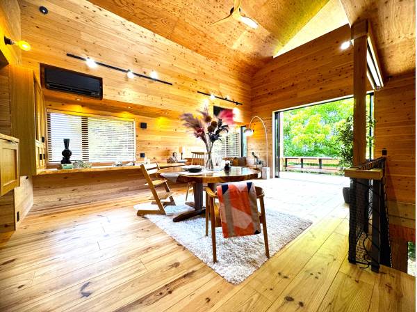 山小屋の様な吹抜け＆ロフト、ベンチカウンターを設えたリビングルーム