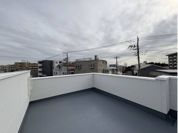 屋上から海が少し見えます
