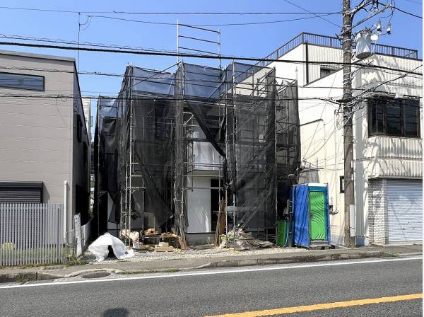 通り沿いに佇む陽射したっぷりのロケーション