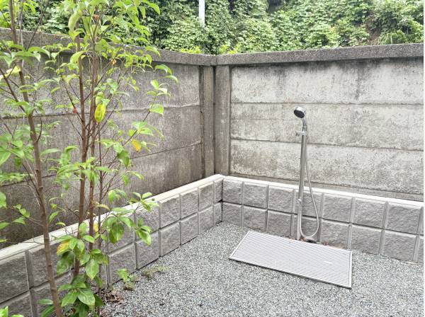屋外シャワー付き！