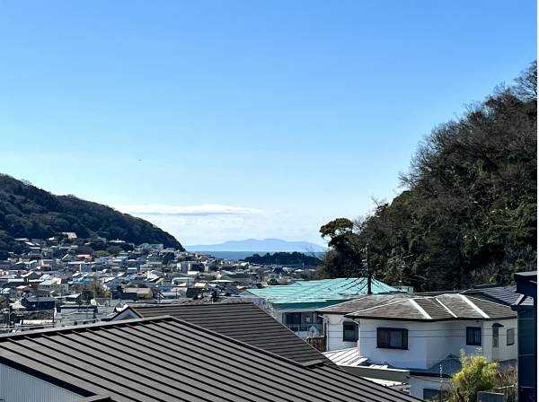 プライベートルーフからは葉山の山並みと海を遠望します。