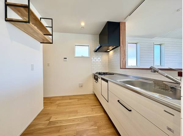 キッチンもゆとりあるスペース。タイル張りがおしゃれな空間です。