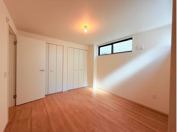 こちらのお部屋はクローゼット収納を備えた約6.7帖の空間