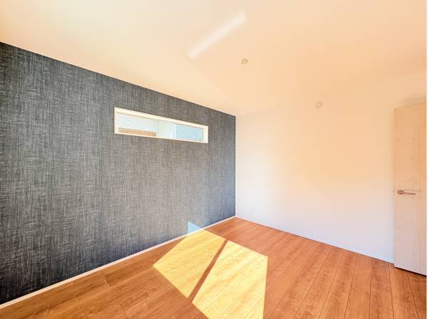 アクセントクロスが映える洋室