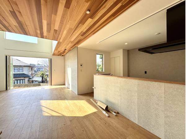 天井は板張りで高級感をプラス