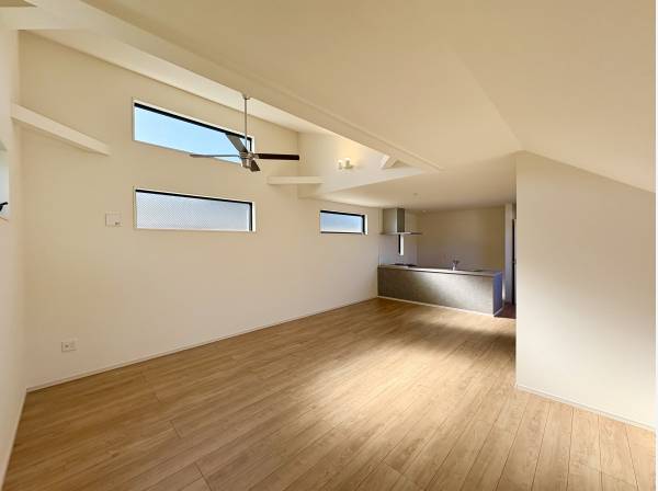 上部が吹き抜けの約21帖のLDKスペース