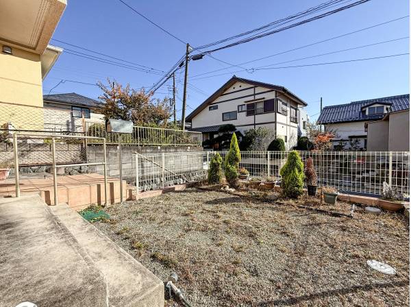 お庭の広さは結構ございます。家庭菜園、ガーデニング等にいかがでしょうか