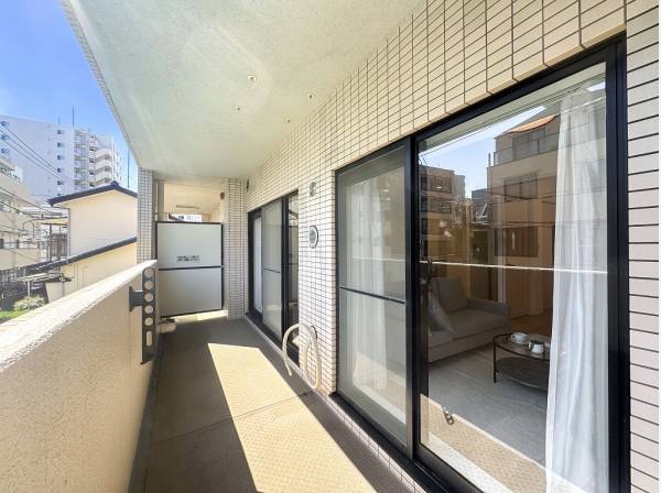 光と風が心地よく抜けるバルコニー