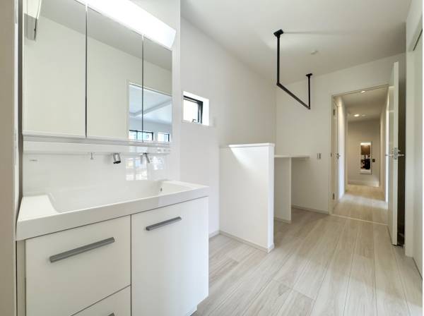 カウンターやホスクリーン付きの便利なランドリールーム