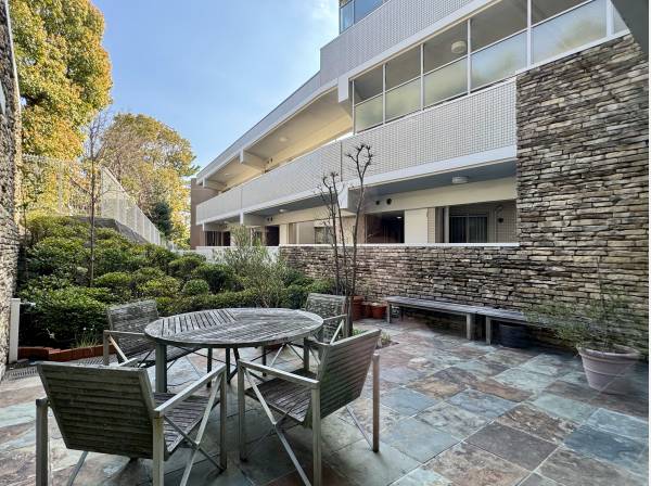 緑に囲まれた中庭テラスで、休日のゆったりした時間を楽しむ（共用部）