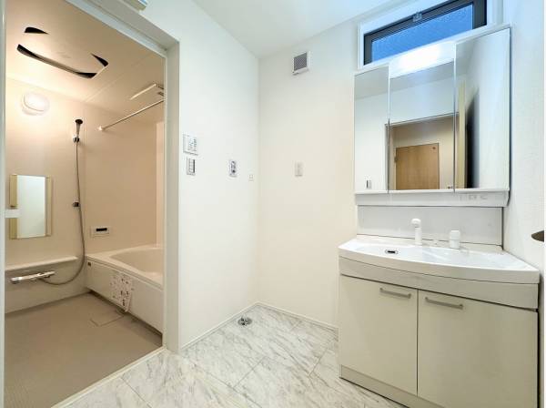 サニタリー＆バスルームはシンプルに纏まり清潔感があります