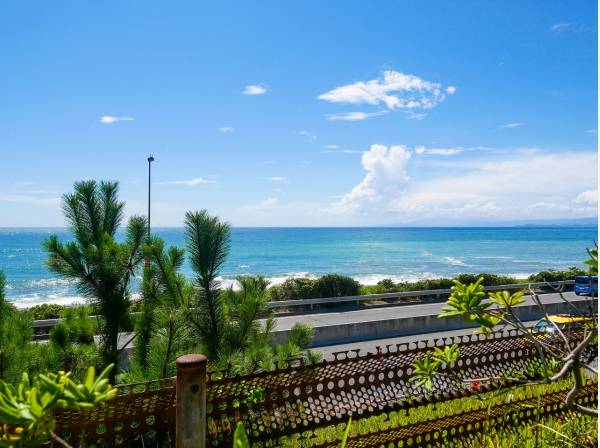 海岸まで徒歩3分 (約240ｍ)