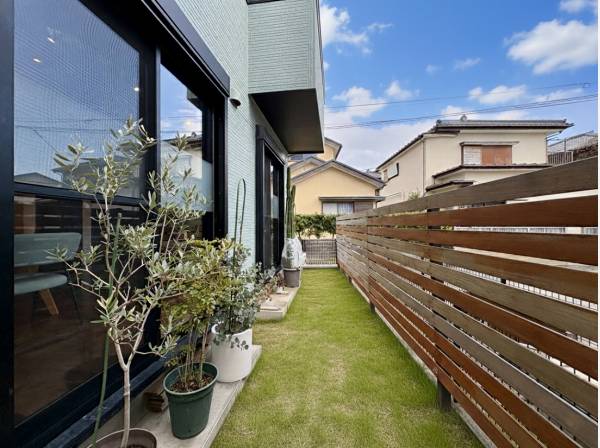 プライバシーの守られた南庭は陽光たっぷり