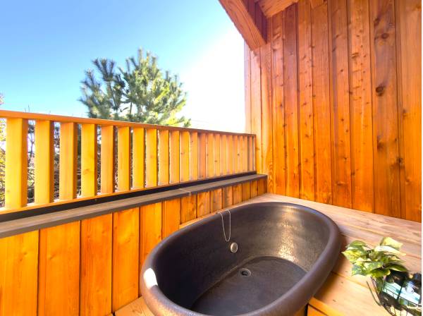 内風呂より続く信楽焼の露天風呂からも緑と海景色を愛で、、癒されます。