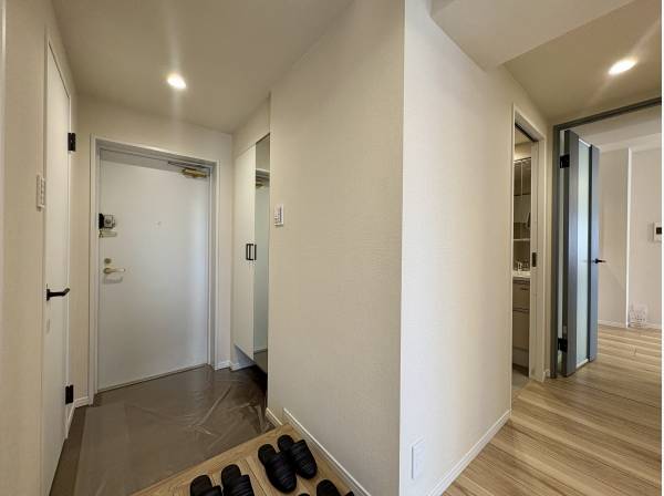 玄関もゆとりがございます。シューズインクローゼットも完備です。