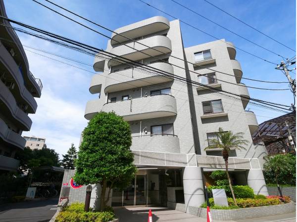 海までほど近い立地に佇むマンションです