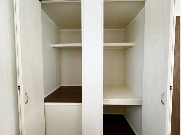 キッチン横には収納も完備！