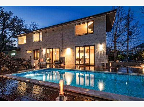 ナイトプールはなんとも幻想的で、別荘地では絵になります