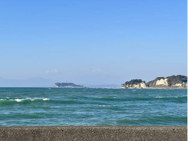 建物反対側からは江ノ島、そして富士山を望む絶景が
