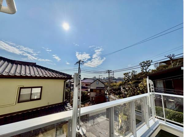 LDKからはL字型の広々バルコニーへ、心地良い風が吹き抜けます