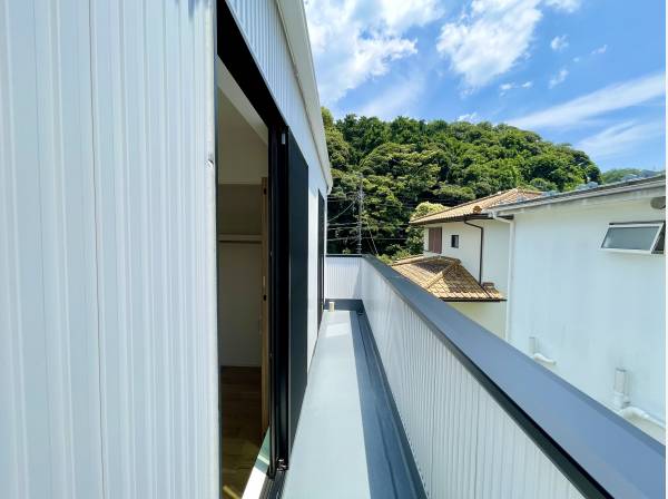 ワイドタイプのバルコニーは陽当たり良好