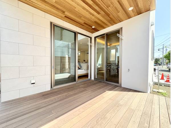 リビングと繋がる天然ウッドデッキ