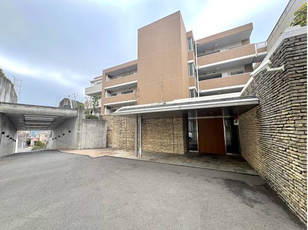 重厚感のあるエントランス