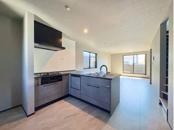 キッチンは対面式なのでリビング側を見渡すことが出来ます