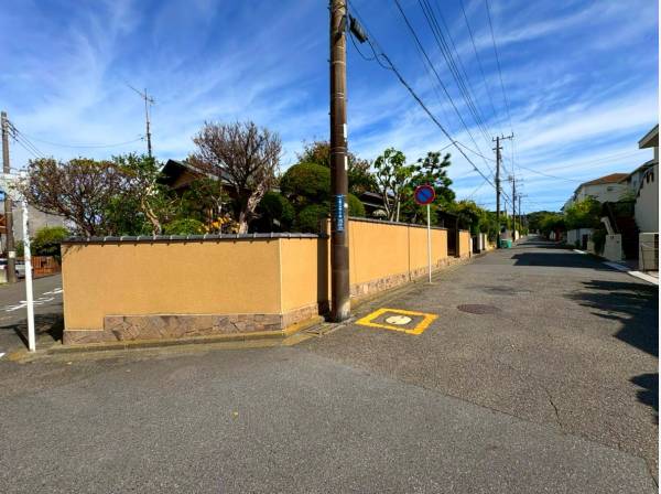 面している通りは大変広々としておりお車も安心ですね
