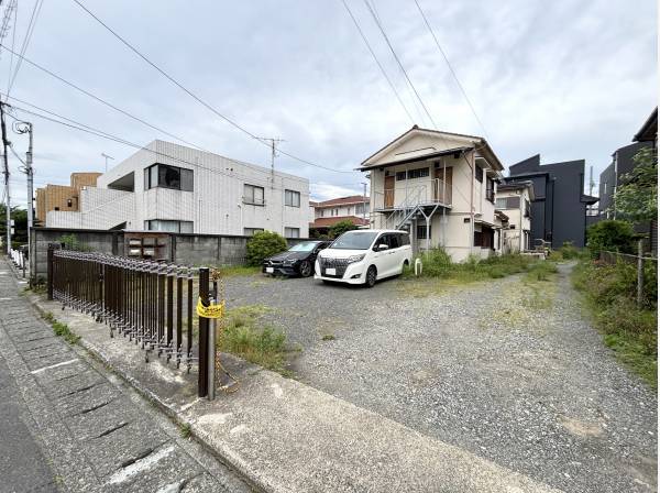 間口も広く車も複数台駐車可能