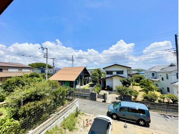 2階部分からは風通りの良いひらけた眺望となっております