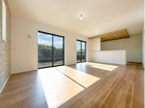 南側に大きな窓が2つあるリビングは明るい光と心地よい風に包まれる空間