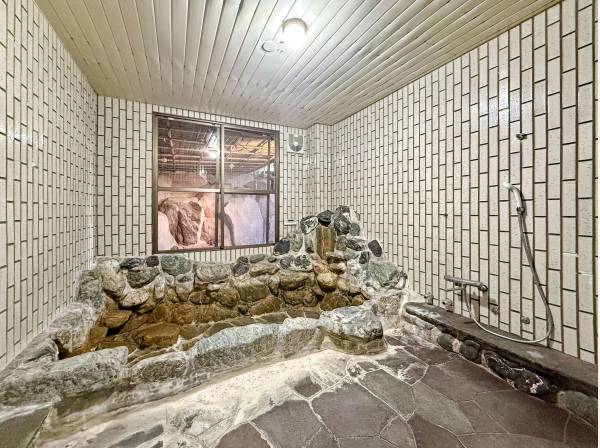 今は温泉は引き込まれていませんが、露天風呂調の素敵な浴室です
