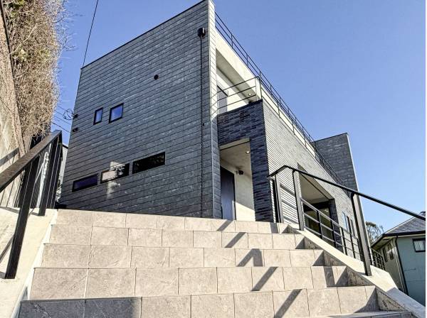 天を仰ぐ、重厚感のある建物外観です。