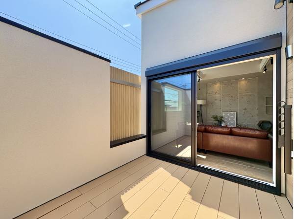 広いバルコニーは開放感があり、心にゆとりをもたらします