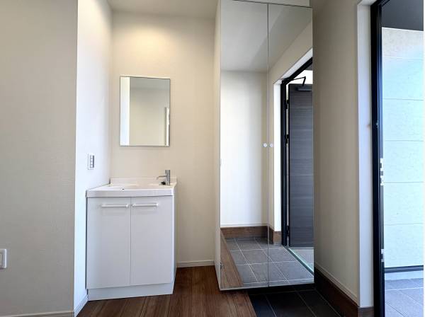 帰宅後すぐに使える便利な手洗いを備えた玄関まわり