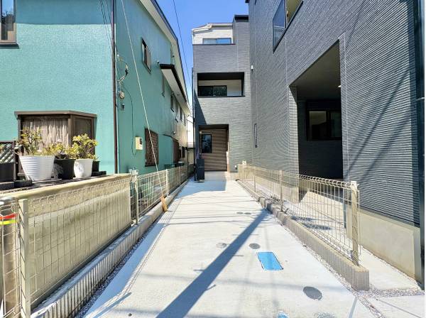 閑静な住宅地に馴染む落ち着いた色合いの外観