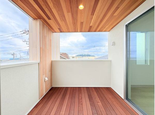 2階バルコニーからも江ノ島を望みます